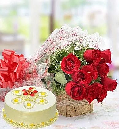Delicious Cake With Red Roses Bouquet